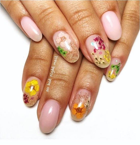 La dernière tendance nail art avec des fleurs séchées est parfaite pour toutes celles qui veulent prolonger l'été | So Busy Girls