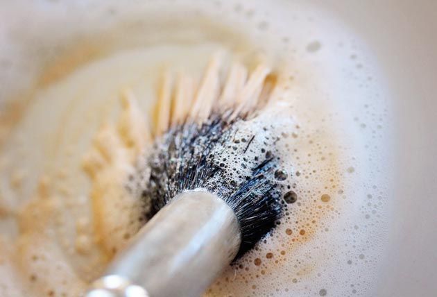 Pour finir, on fait sécher ses pinceaux à maquillage | So Busy Girls