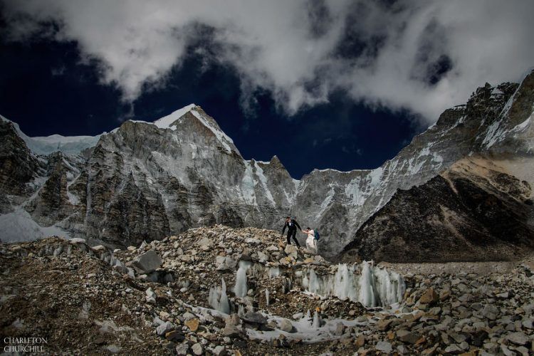 Ce couple se marie sur le Mont Everest après un trek de 3 semaines, et leurs photos sont incroyables ! | So Busy Girls