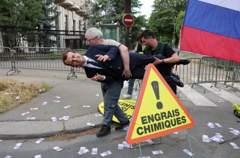 Greenpeace dérobe la statue de Macron au musée Grévin et la dépose devant l’ambassade de Russie | So Busy Girls