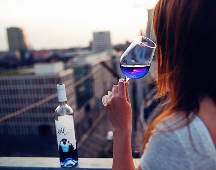 Le vin bleu : la boisson originale qui va vous faire oublier le rosé ! | So Busy Girls