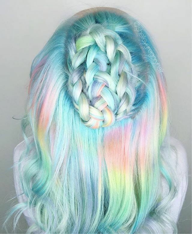 Découvrez les cheveux holographiques, la nouvelle tendance coloration | So Busy Girls