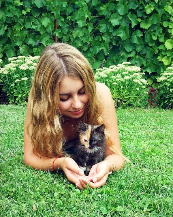Voici Yana, l'adorable chatte aux deux visages qui va vous faire craquer ! | So Busy Girls