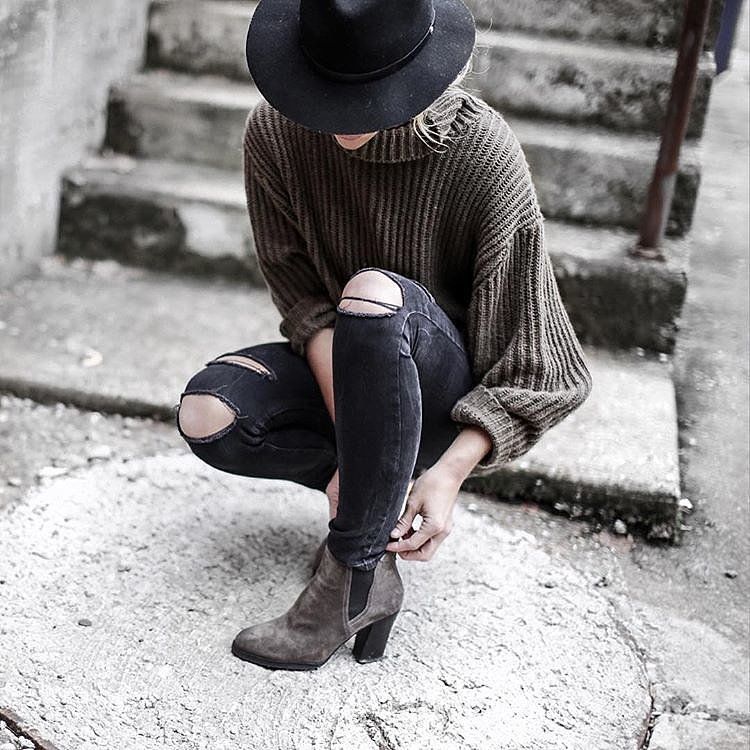 AVEC UN PULL EN LAINE ET UN JEAN FENDU AUX GENOUX | So Busy Girls