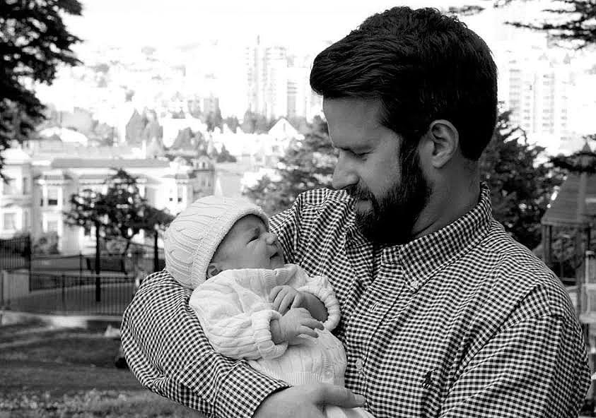 28 photos de papas qui tiennent leur bébé dans leurs bras | So Busy Girls