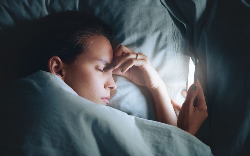Voici la durée qu'il faudrait passer loin des écrans pour ne pas avoir un sommeil perturbé (attention, ça fait peur) | So Busy Girls