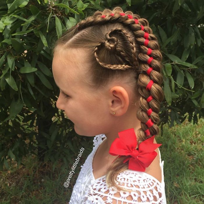 Cette maman fait des tresses impressionnantes et complexes à sa fille tous les matins avant d'aller à l'école | So Busy Girls