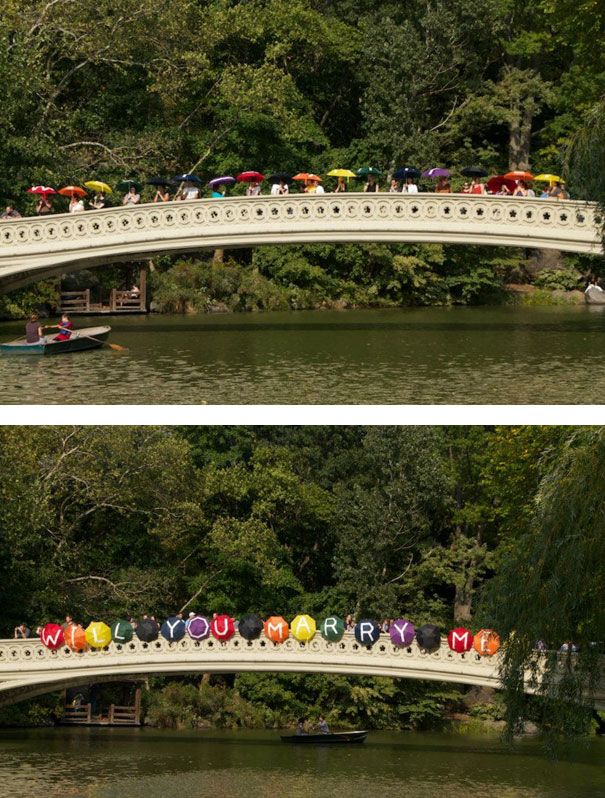 Sur un pont, avec des parapluies colorés | So Busy Girls