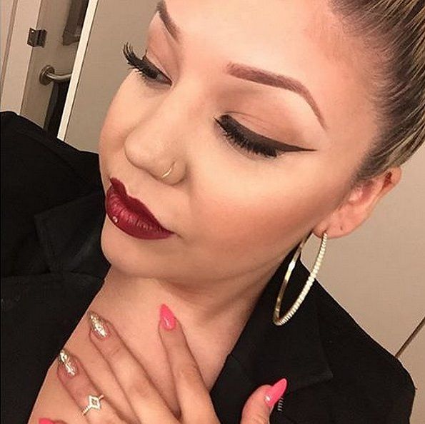 Un trait d'eyeliner chocolat qui va jusqu'à la fin du sourcils et rouge à lèvres bordeaux | So Busy Girls