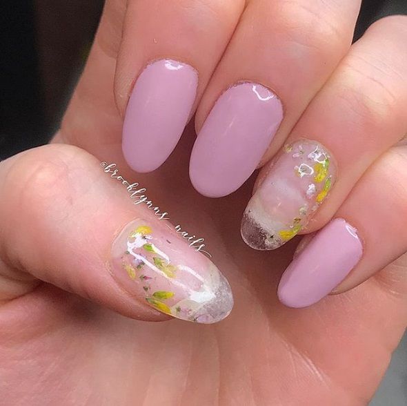 La dernière tendance nail art avec des fleurs séchées est parfaite pour toutes celles qui veulent prolonger l'été | So Busy Girls