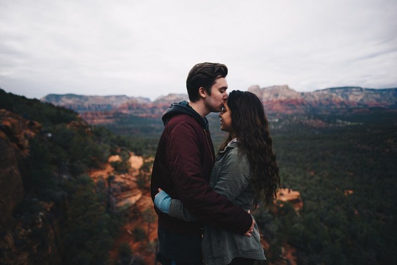 Biais rétrospectif en amour : comment ce phénomène fausse notre perception des relations passées | So Busy Girls