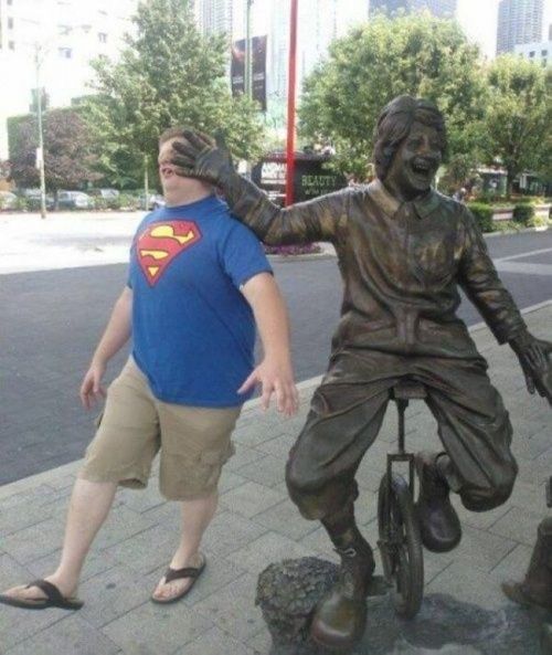 25 personnes qui savent faire des photos amusantes quand elles voient une statue | So Busy Girls