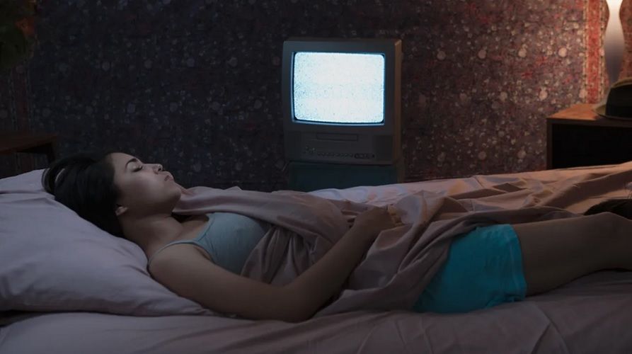 Pourquoi vous devez absolument arrêter de vous endormir devant la télé | So Busy Girls