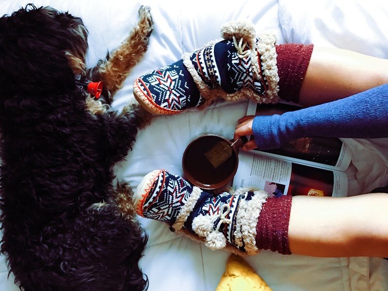 Comment retrouver des jambes légères et sans douleurs grâce aux chaussettes et aux bas de contention | So Busy Girls