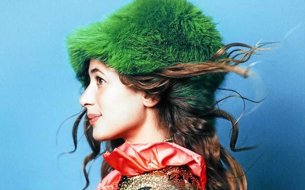 “C’est inexplicable” : Luiza, la chanteuse bretonne qui écrase tout avec “Soleil bleu” | So Busy Girls