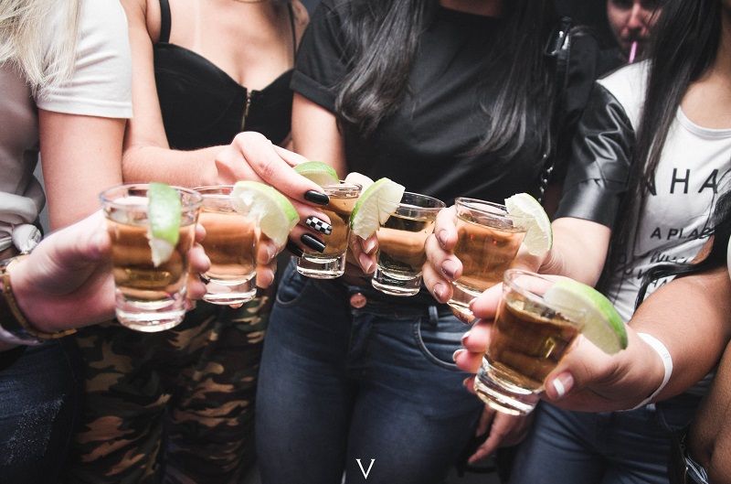 La police recherche des volontaires pour boire de l'alcool jusqu'à être ivres (et fournit tout !) | So Busy Girls