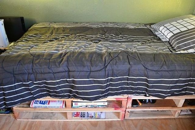 Un lit avec des rangements en palettes | So Busy Girls