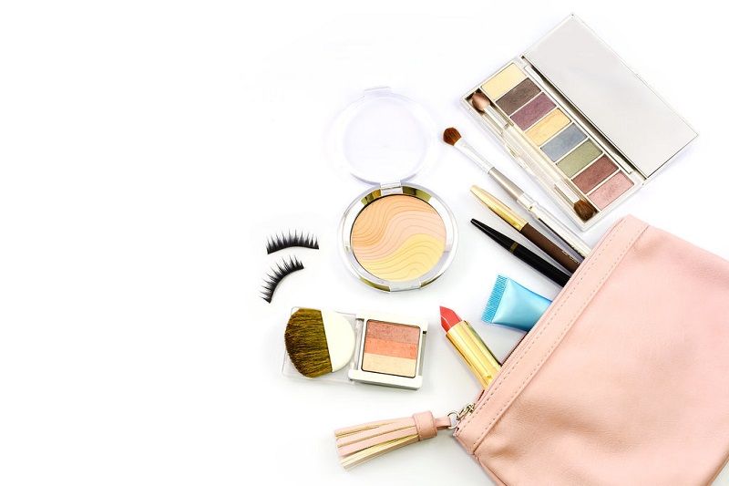 N'OUBLIEZ PAS VOTRE TROUSSE À MAQUILLAGE | So Busy Girls
