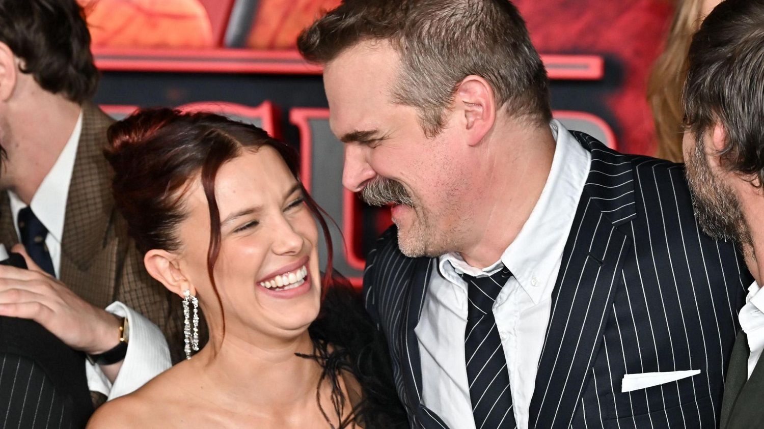 Stranger Things : Millie Bobby Brown et Lily Allen brisent le silence, David Harbour accus&eacute; d&rsquo;infid&eacute;lit&eacute; et de harc&egrave;lement
