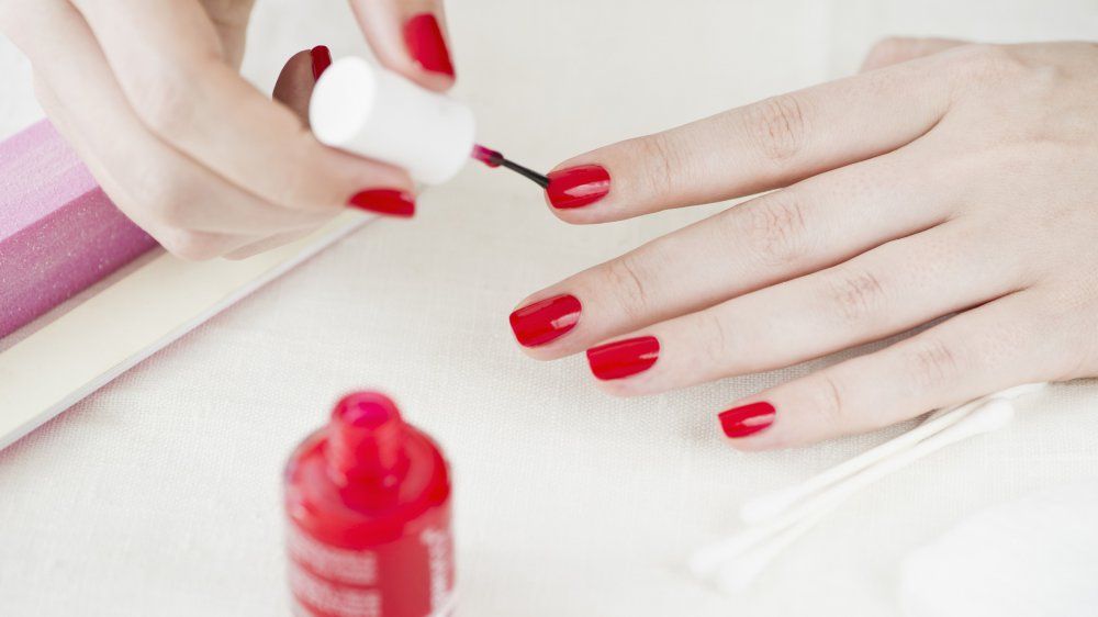 4 astuces très efficaces pour retirer le vernis quand on déborde sur la peau | So Busy Girls