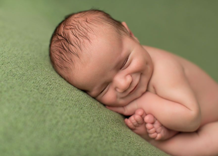 18 bébés qui sourient dans leur sommeil : vous ne pourrez pas vous empêcher de fondre ! | So Busy Girls