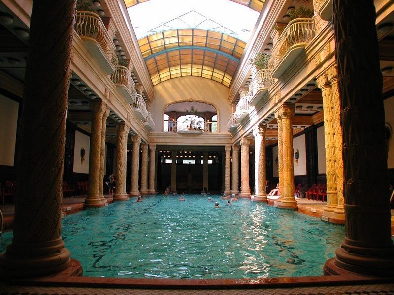 Gellert Baths, en Hongrie | So Busy Girls