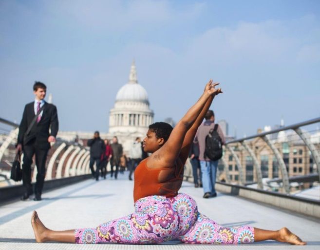 Cette prof de yoga montre que notre poids n'est vraiment qu'un nombre | So Busy Girls
