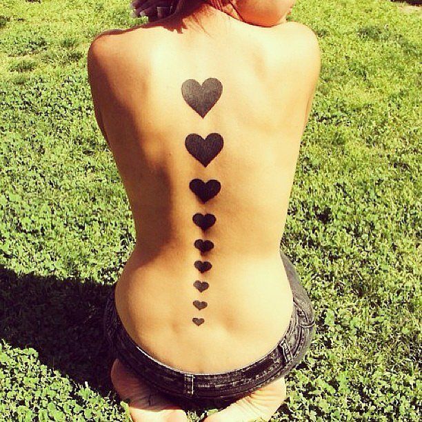 Plusieurs tatouages coeur sur le dos | So Busy Girls
