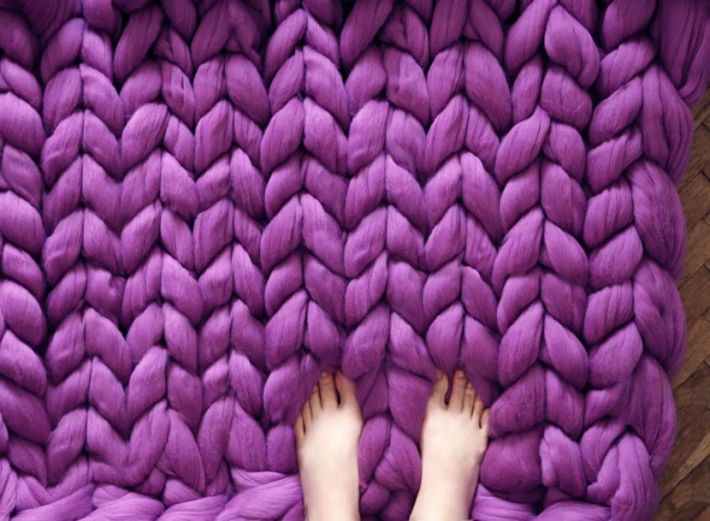 Quand vous aurez vu cette énorme couverture tricotée main, vous n'aurez qu'une envie : vous enrouler dedans ! | So Busy Girls