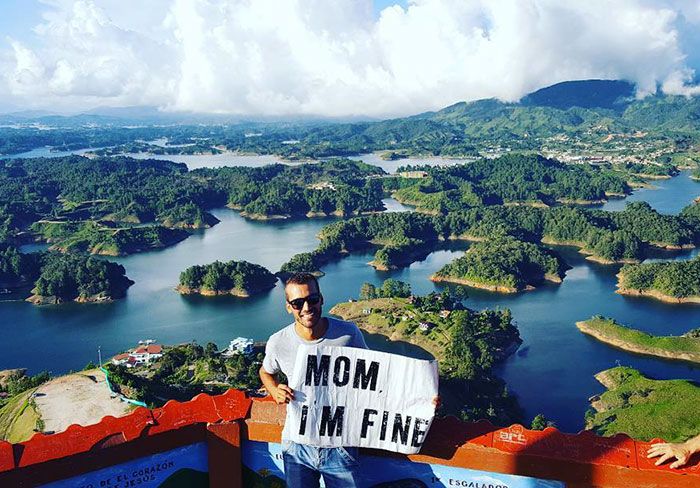 Cet homme quitte tout pour faire un tour du monde mais regardez les photos qu'il envoie à sa mère pour la rassurer ! | So Busy Girls