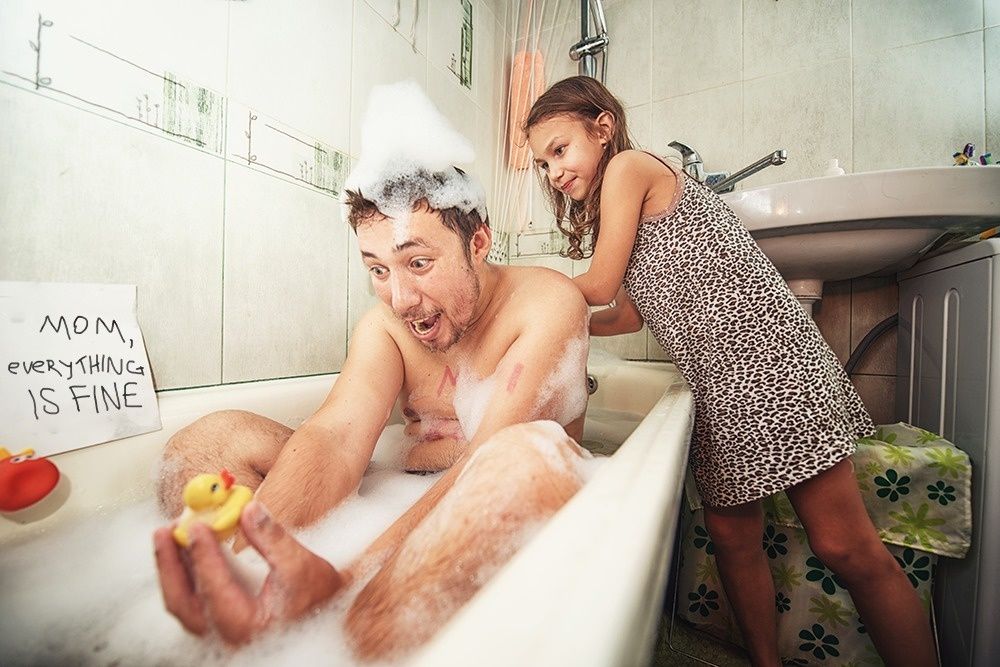 Ce papa et sa fille ont trouvé un moyen très drôle pour rassurer maman quand elle n'est pas là | So Busy Girls