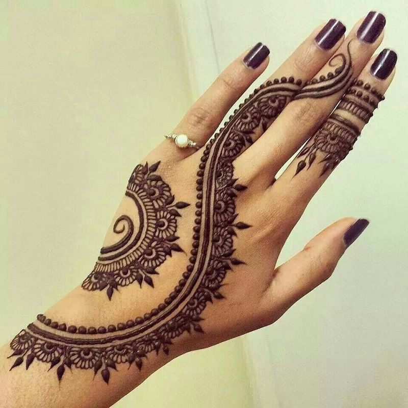 Un tatouage henné fleur noir, porté avec un vernis noir assorti | So Busy Girls