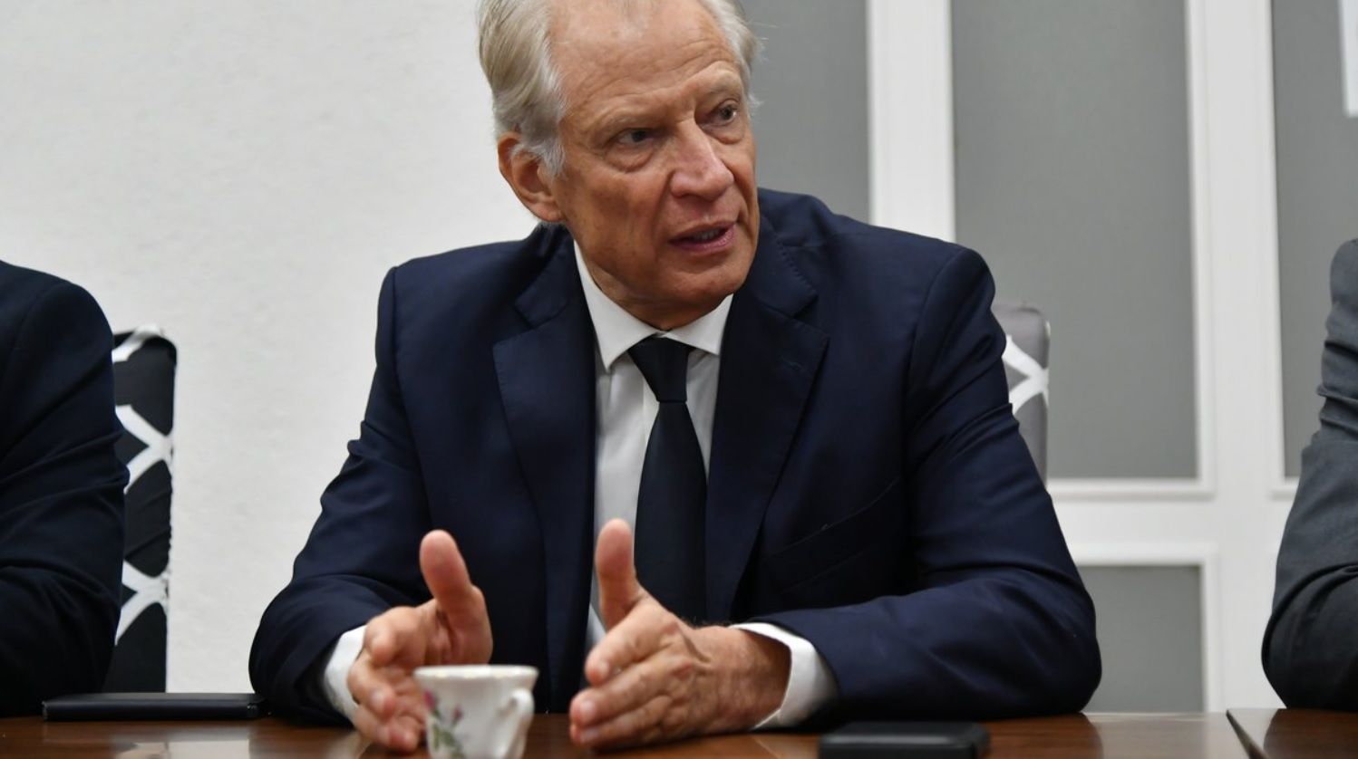 Statuettes rendues par Dominique de Villepin : le r&ocirc;le pr&eacute;cis de Robert Bourgi dans la pol&eacute;mique