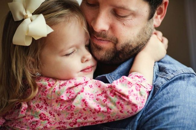 Cet homme a refait ses photos de mariage avec sa petite fille après le décès de sa femme... et elles sont magnifiques | So Busy Girls