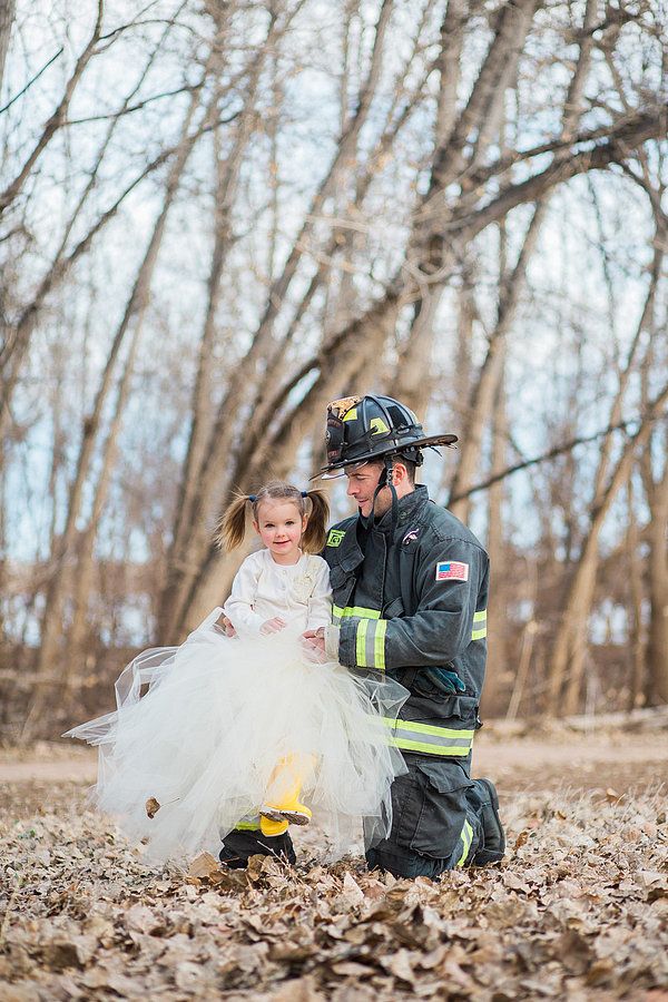 Ce shooting photo d'un papa pompier et de sa petite fille de 3 ans est adorable | So Busy Girls