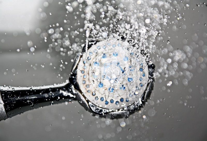Pourquoi prendre une douche froide pour se rafraîchir est une TRÈS mauvaise idée | So Busy Girls