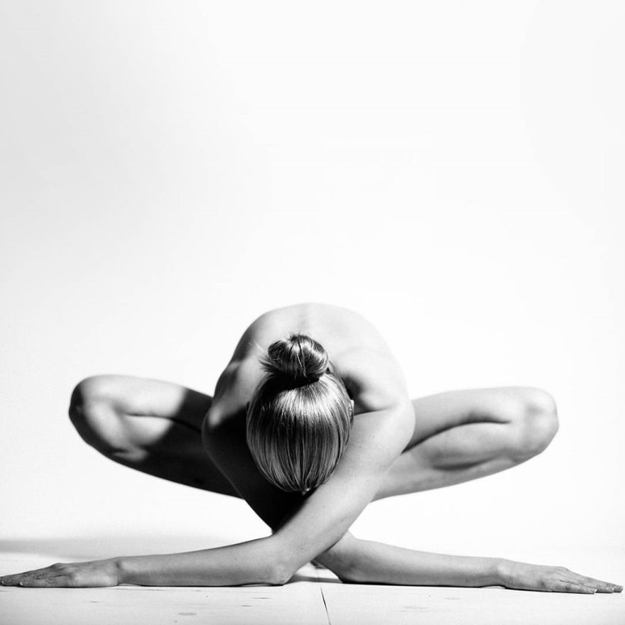 Cette jeune femme poste sur Instagram des postures de yoga qu'elle réalise nue | So Busy Girls
