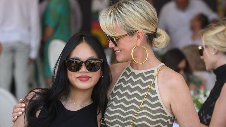 Ses filles d’abord : comment l’incendie a changé les priorités de Laeticia Hallyday | So Busy Girls