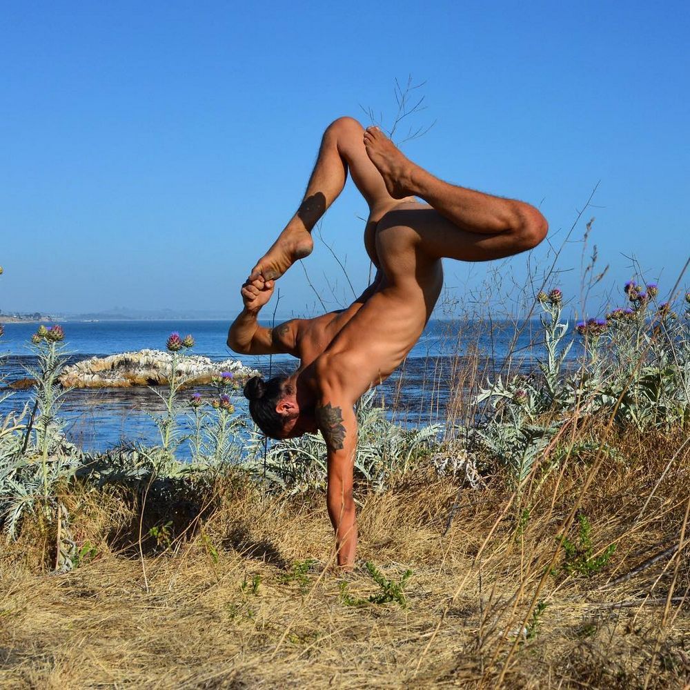 14 photos d'hommes nus en train de faire du yoga (c'est cadeau !) | So Busy Girls