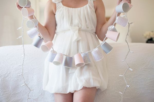 do-it-yourself-je-cree-ma-guirlande-lumineuse-avec-des-gobelets-en-carton-1