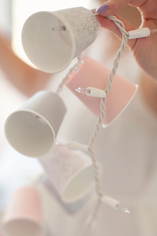 do-it-yourself-je-cree-ma-guirlande-lumineuse-avec-des-gobelets-en-carton-7