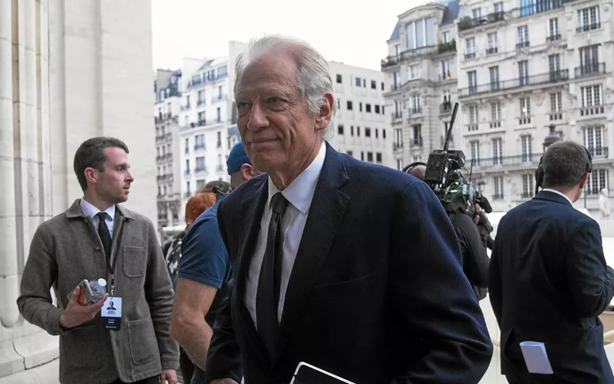 Dominique de Villepin rattrap&eacute; par deux statuettes : pourquoi cette affaire embarrasse l&rsquo;ancien Premier ministre