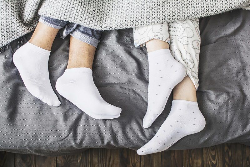 Dormir avec des chaussettes la nuit : bon ou mauvais pour dormir ?
