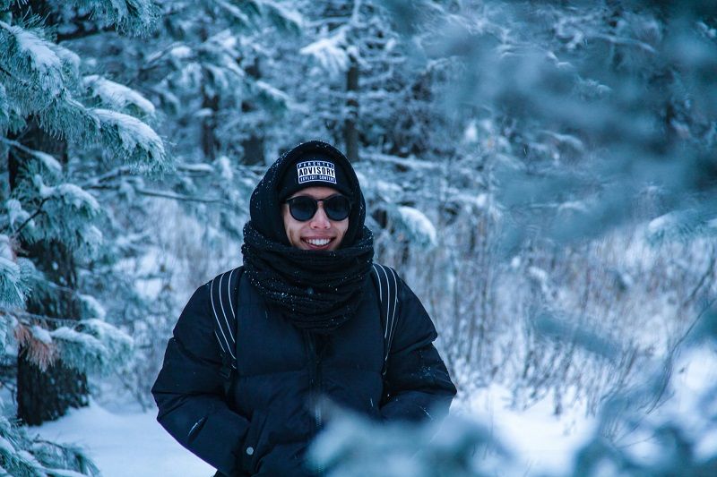 doudoune-noire-bonnet-neige