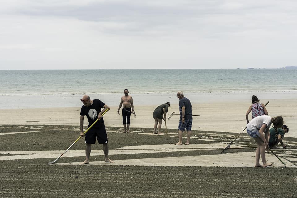 Cette créatrice réalise d'immenses mandalas magnifiques sur le sable des plages bretonnes | So Busy Girls