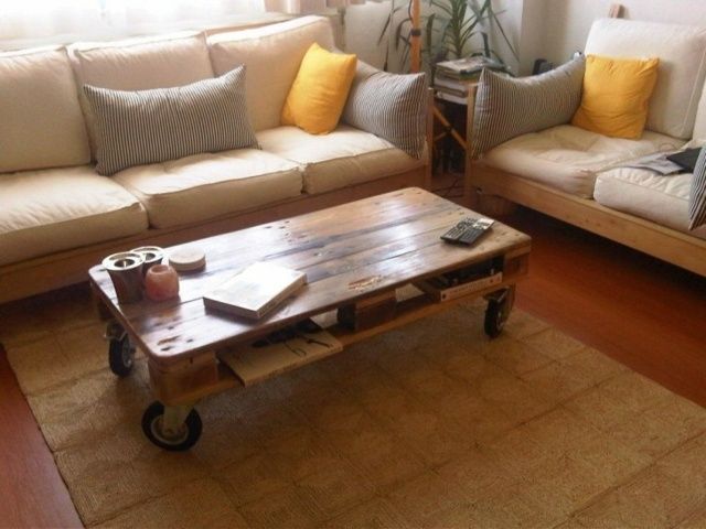 Une table basse bien poncée et délicate en palettes | So Busy Girls