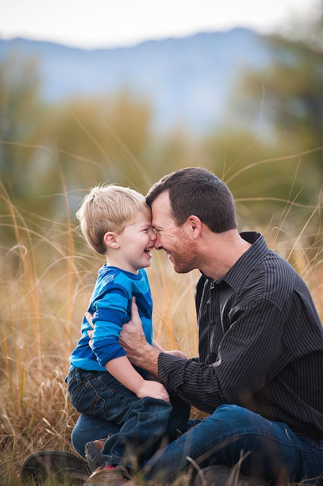 28 photos de papas qui tiennent leur bébé dans leurs bras | So Busy Girls