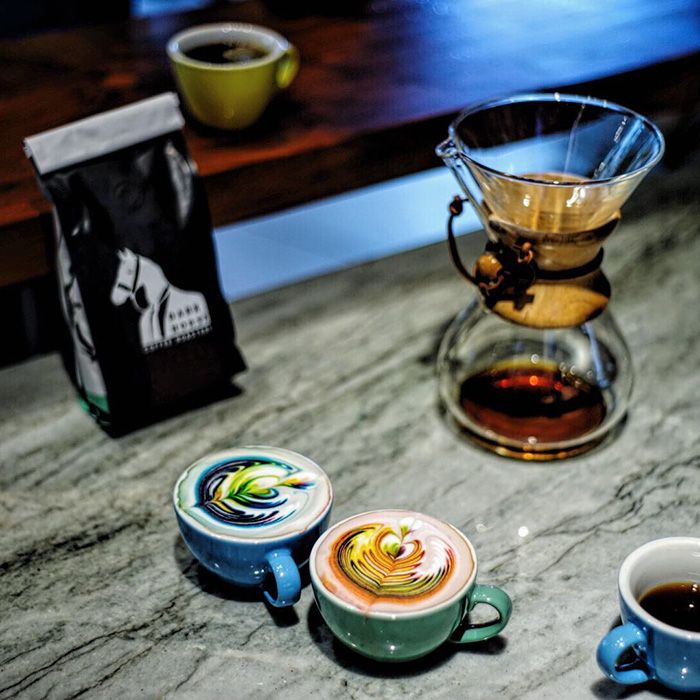 Il sert les plus jolis cafés au monde grâce à des motifs colorés incroyables | So Busy Girls