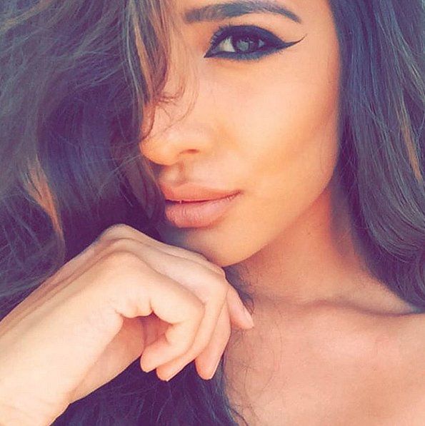 Un trait d'eyeliner bien marqué et un rouge à lèvres nude | So Busy Girls