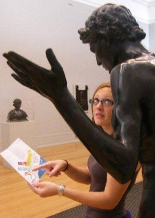 25 personnes qui savent faire des photos amusantes quand elles voient une statue | So Busy Girls